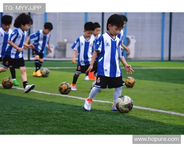 韩国足球明星组合闪耀赛场展现团队精神与个人魅力 韩国足球明星组合闪耀赛场展现团队精神与个人魅力